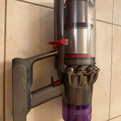 Dyson V11 (SV17) cordless vacuum with removable battery like new, 4 attachments