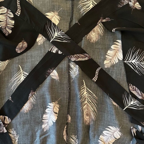 Tag pareo skirt like new, one size, black with feather pattern