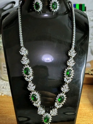 Jewelry set necklace and earrings like new, elegant and refined