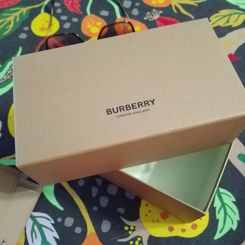 Burberry sunglasses like new, black