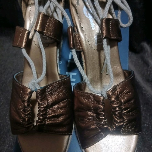 Bata women's leather sandals new, size 40, bronze color