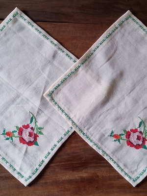 Cross stitch doilies pair like new with red rose design 25×25cm