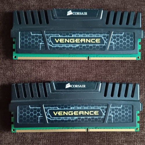 Corsair Vengeance DDR3 8GB 1866Mhz RAM set like new