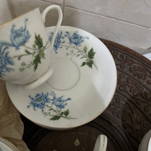 Vintage Chinese tea set like new with 6 cups and 6 dessert plates
