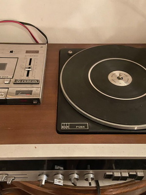 Vintage ηχοσύστημα με ραδιόφωνο, κασετόφωνο και πικάπ