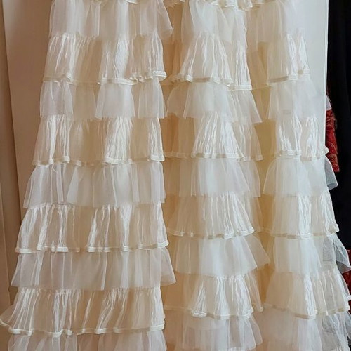 Mochy skirt beige like new, size Small with ruffles