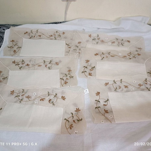 Decorative table linens set like new, 1 rectangular and 6 square pieces