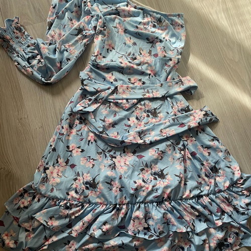 Women's dress new with one sleeve, colorful
