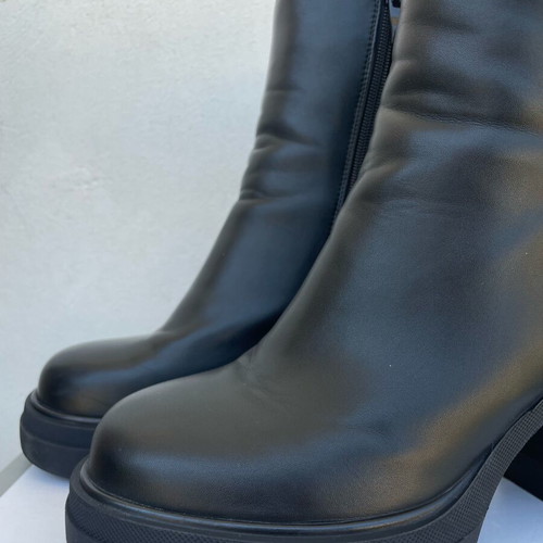 Migato women's black leather ankle boots like new with 8 cm heel