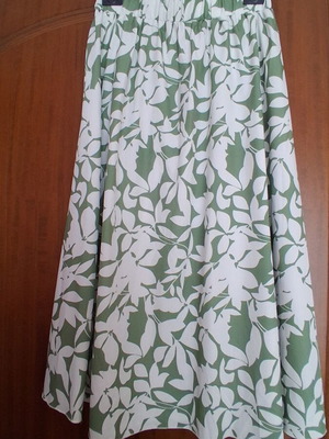 Women's skirt new, medium, white and green, polyester