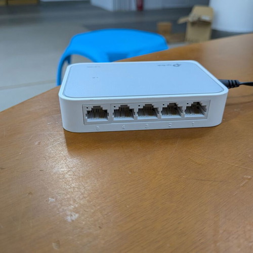TP-Link TL-SF1005D 5-Port Fast Ethernet Switch like new