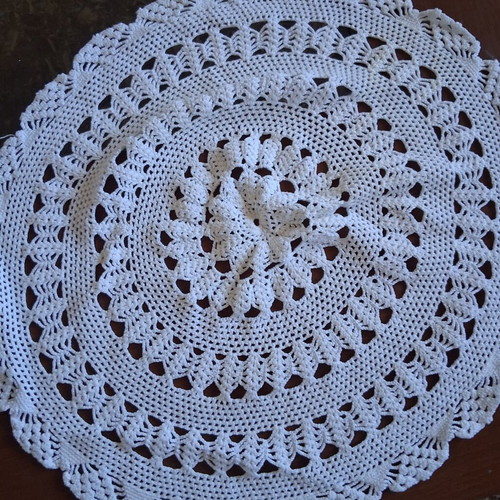 Round handmade doilies used, set of 4, white and beige