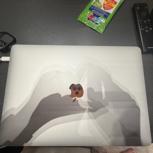 Apple MacBook Pro 13.3 ιντσών (2019) i5 8GB RAM μεταχειρισμένο με σημάδια στο καπό