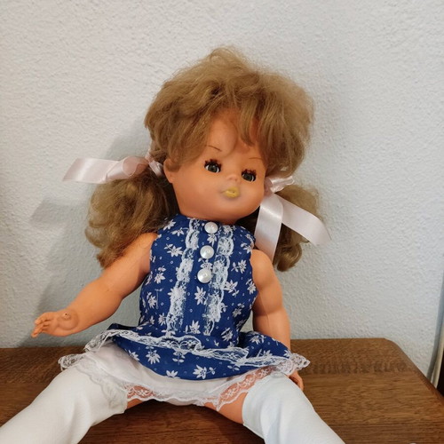 Vintage French doll used, in good condition with one eye sticking