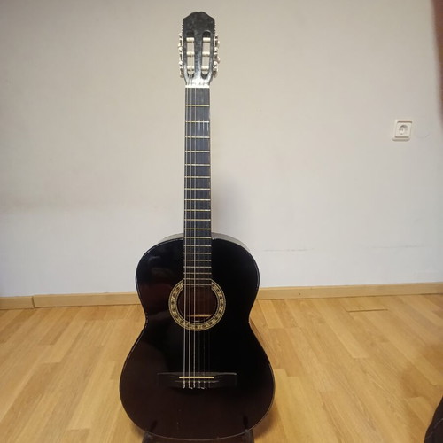 Classical guitar with new strings, 4 picks and carrying case