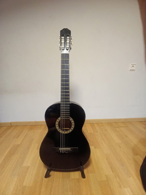 Classical guitar with new strings, 4 picks and carrying case