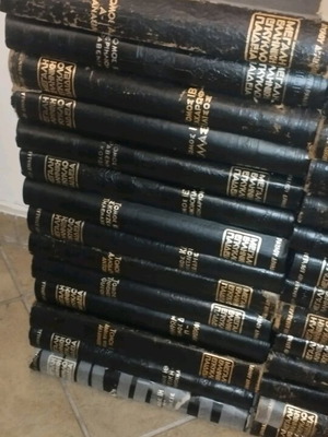 Large Greek encyclopedia like new, 28 volumes