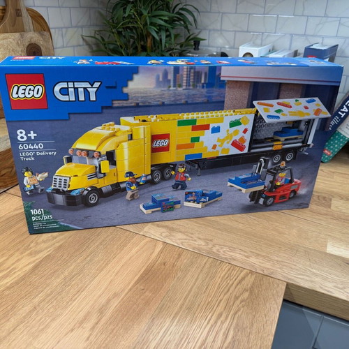 LEGO City Delivery Truck 60440 new set with forklift and minifigures