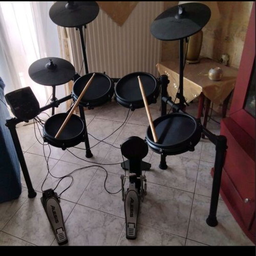 Electronic drums with Alesis drum module like new