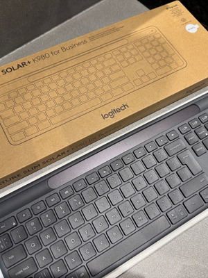Logitech Keyboard Signature Slim Solar+ K980 Business Edition σαν καινούργιο