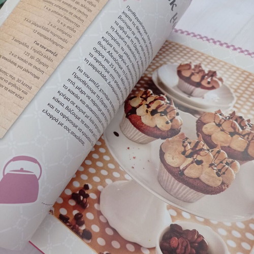 Cupcake, Goupis and Macaron cookbook like new