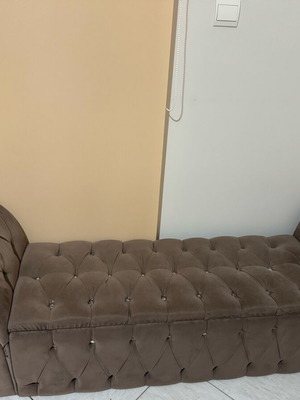 Velvet brown capitonne recliner with diamonds like new