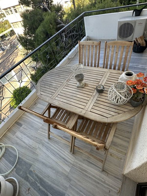 Ξύλινο σετ τραπεζιού με 4 ανακλινομένες καρέκλες και μαξιλάρια σαν καινούργιο