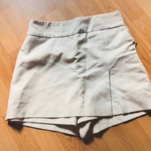 Zara white skirt like new with zipper repair needed, size S
