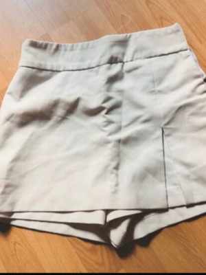 Zara white skirt like new with zipper repair needed, size S