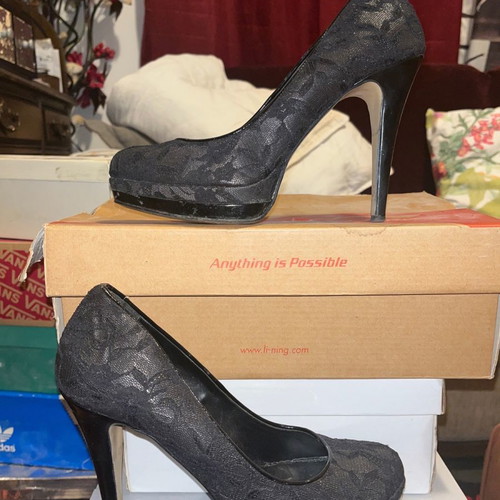 Pairs of shoes no 36, 2 pieces
