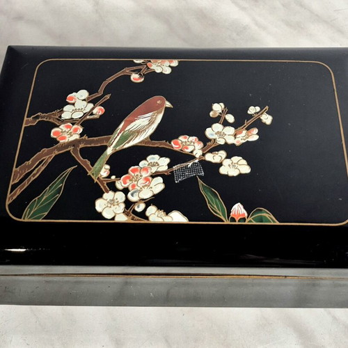 Jewelry music box used with Asian bird design and velvet lining