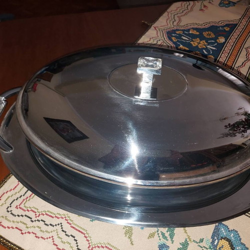 Oval Pyrex with silver serving tray and lid like new