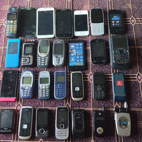 Vintage & Retro Mobile Phones Collection, pack of 32 including Nokia, Motorola, iPhone