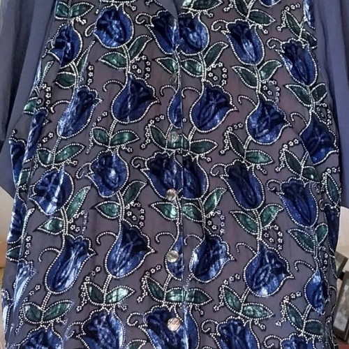 Jhuangariong women's elegant shirt N58 like new with embroidery and velvet