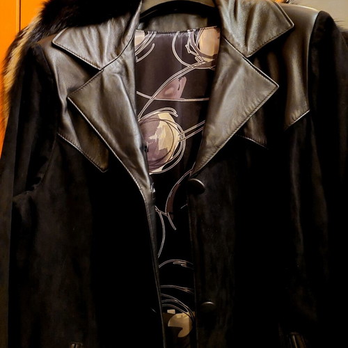 Collectible leather coat with detachable natural fox fur like new, black