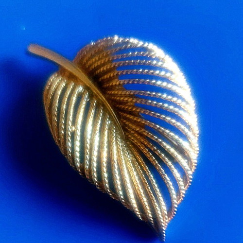Vintage Faux bijoux brooch like new, gold tone