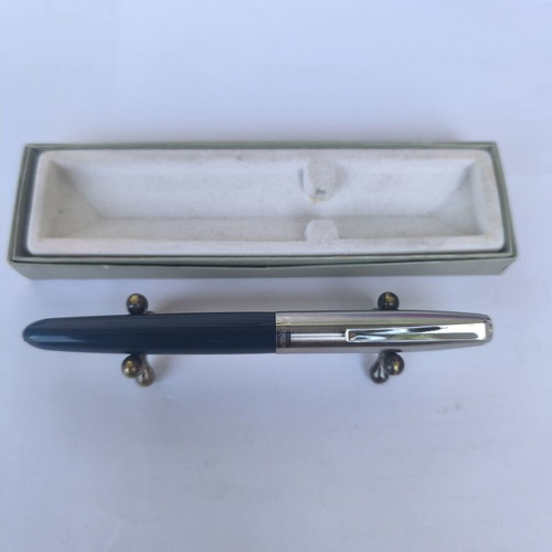 Parker 21 fountain pen made in USA, blue resin and stainless steel cap