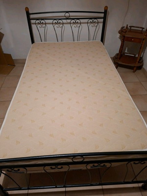 Ημιδιπλό σιδερένιο κρεβάτι σαν καινούργιο με στρώμα 2x1.20