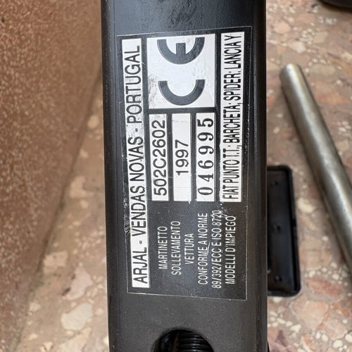 Fiat Punto jack set like new with wrench, handle, and towing ring
