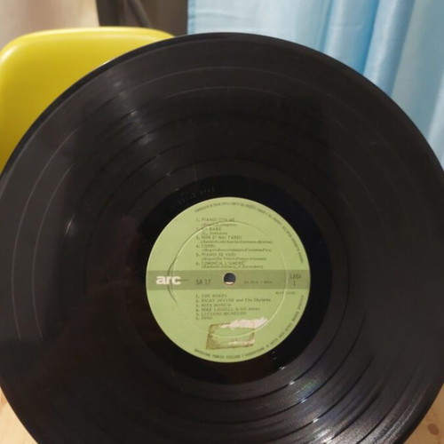 Vinyl record with Italian songs used