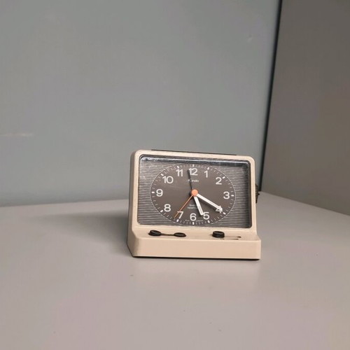 Vintage battery clock analog tabletop used