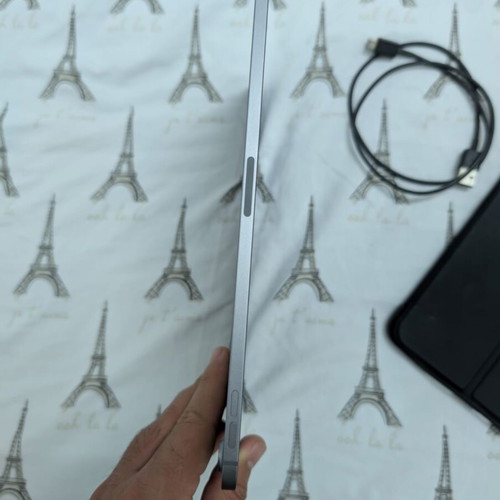 Ipad Air M2 2024 Wifi + E-sim in very good condition