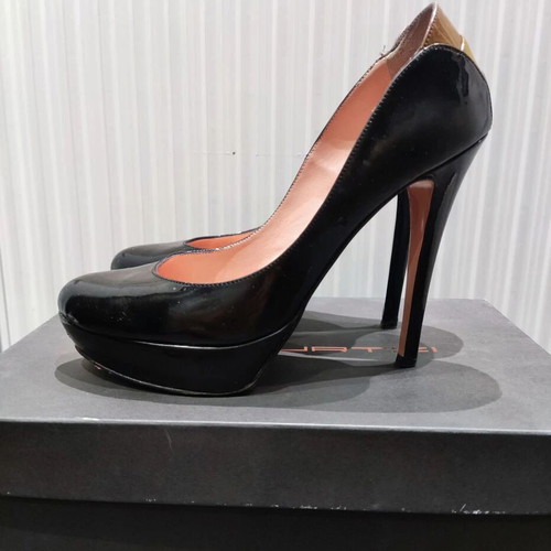 Mourtzi patent leather pumps size 38 used, black