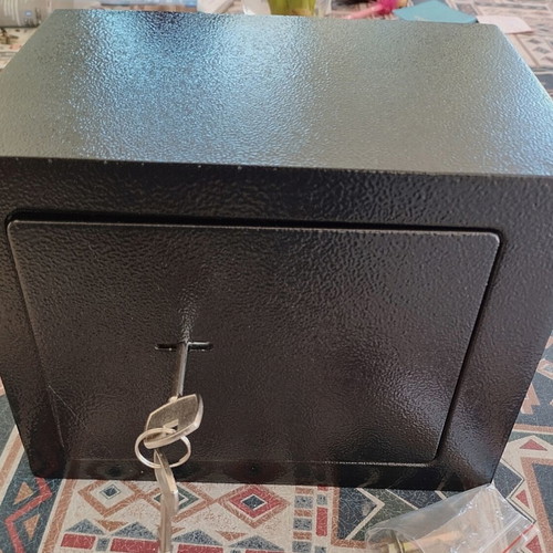Small safe new with two keys and mounting screws, 17x23x17 cm