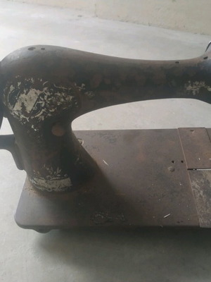 Singer sewing machine used, antique about 120 years old