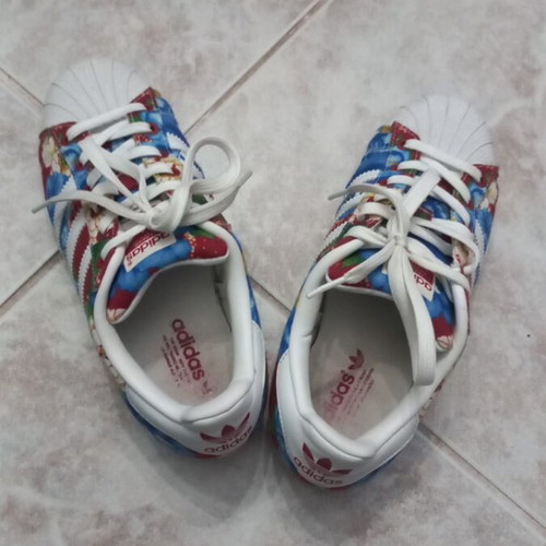 Sports shoes