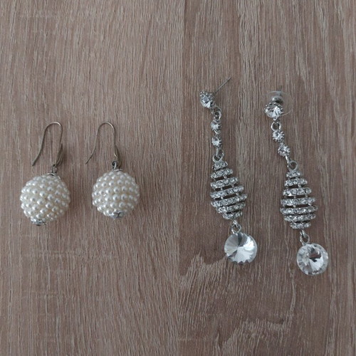 Set of two pairs of earrings like new, white and silver