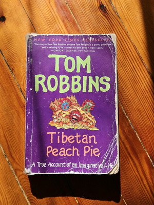 Tibetan Peach Pie του Tom Robbins, αυτοβιογραφία με μαλακά корици