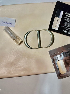 Dior νεσεσέρ σαν καινούργιο με αρωματάκι Jadore 3ml και 2 δείγματα μακιγιάζ