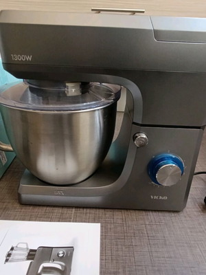 Electric kitchen machine like new with stainless steel bowl and blender